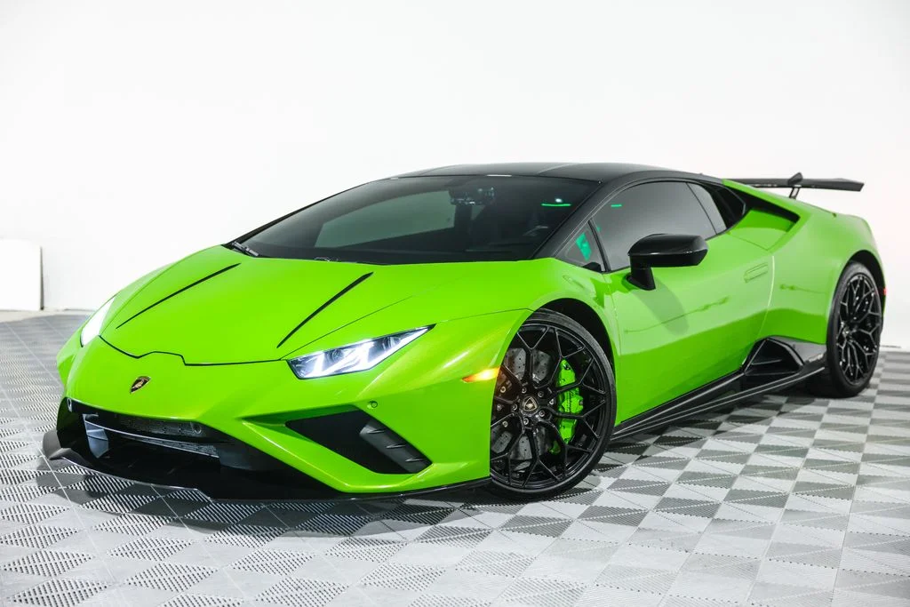 Used 2021 Green Lamborghini Base image 1