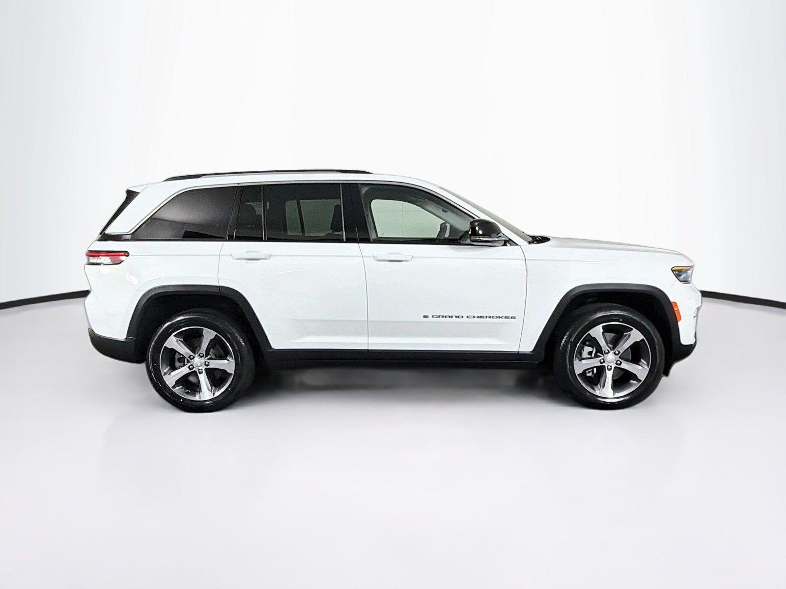 Used 2022 Bright White Clearcoat Jeep  image 12