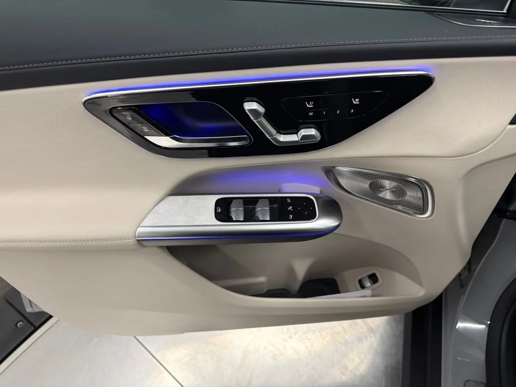 New 2027 White Mercedes-Benz GLC 300 image 16