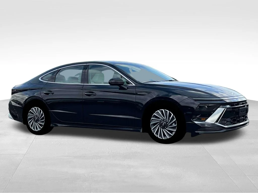 Used 2025 Black Hyundai Limited image 11