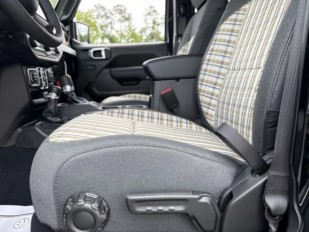 New 2026 Black Clear-Coat Exterior Paint Jeep  image 14