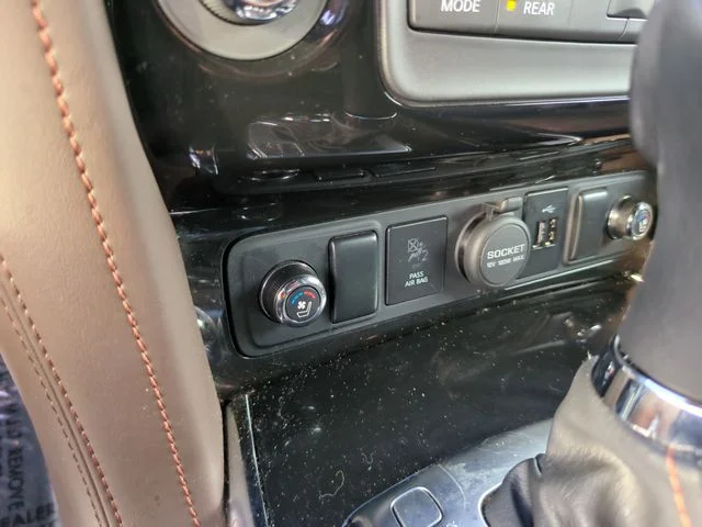 Certified Used 2020 White Nissan Platinum image 29