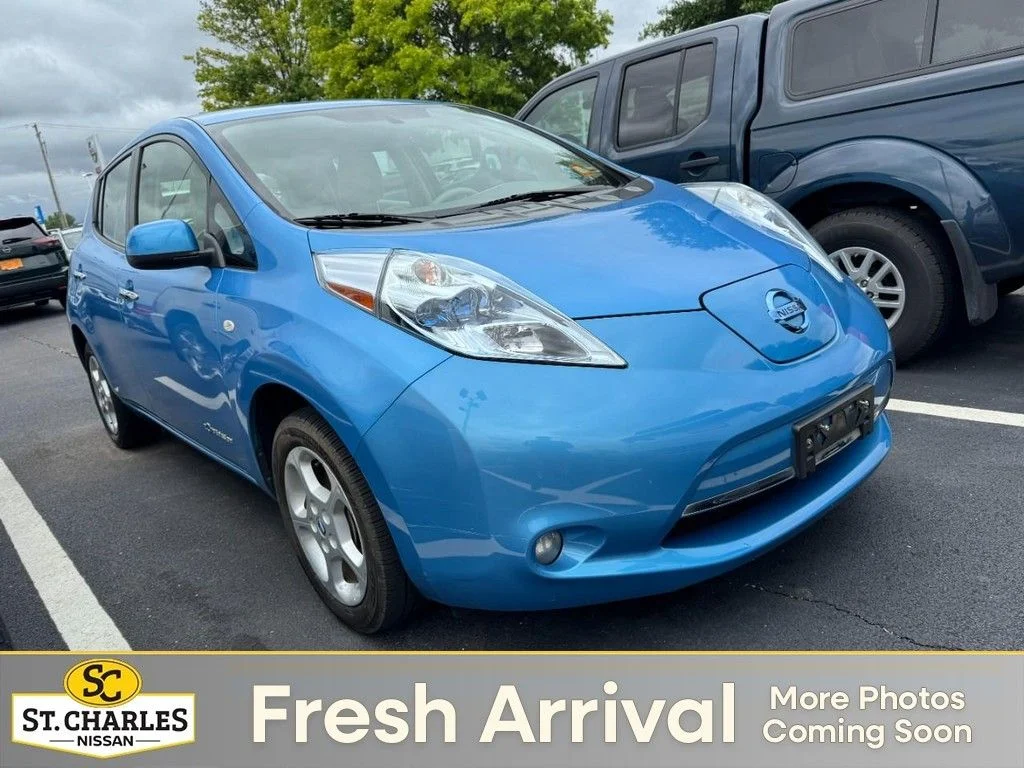 Used 2011 Blue Nissan SL image 1
