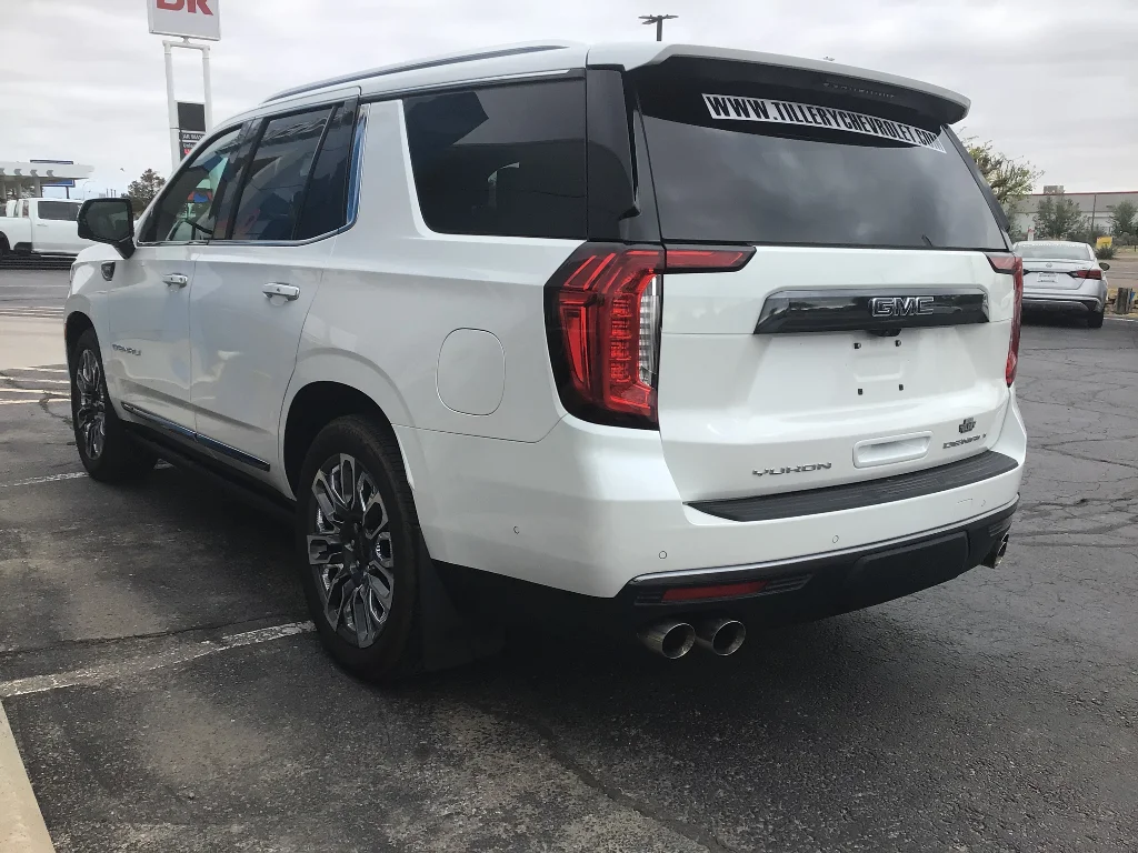 Used 2023 White Frost Tricoat GMC Denali Ultimate image 4