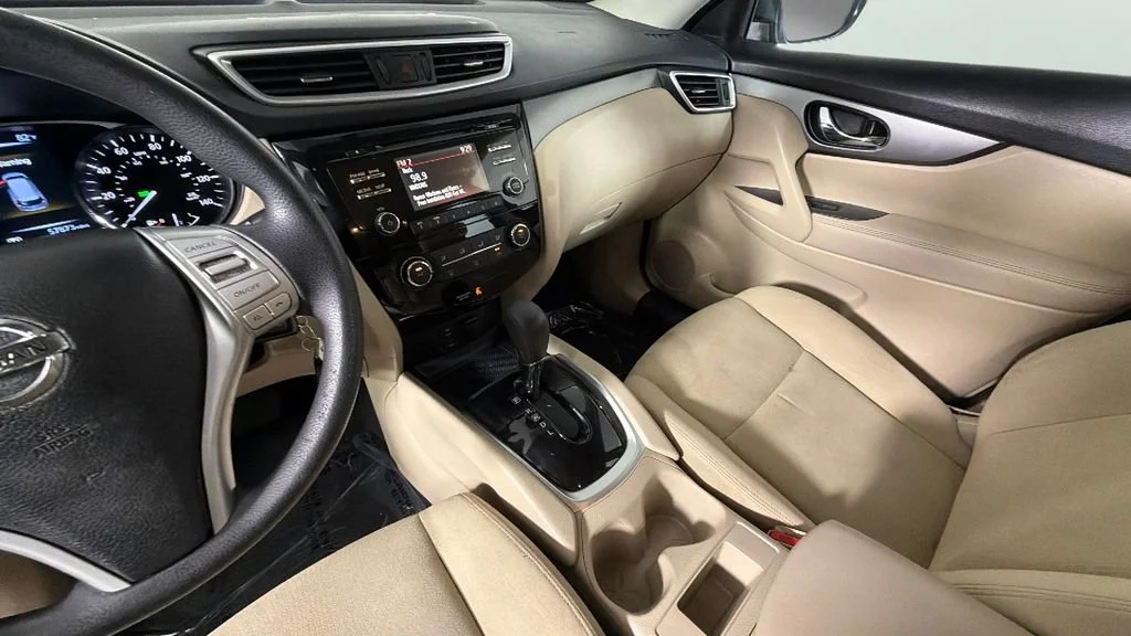 Used 2016 Red Nissan S image 19