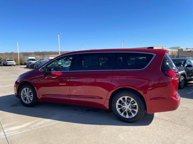 2026 Chrysler Pacifica Limited's photo