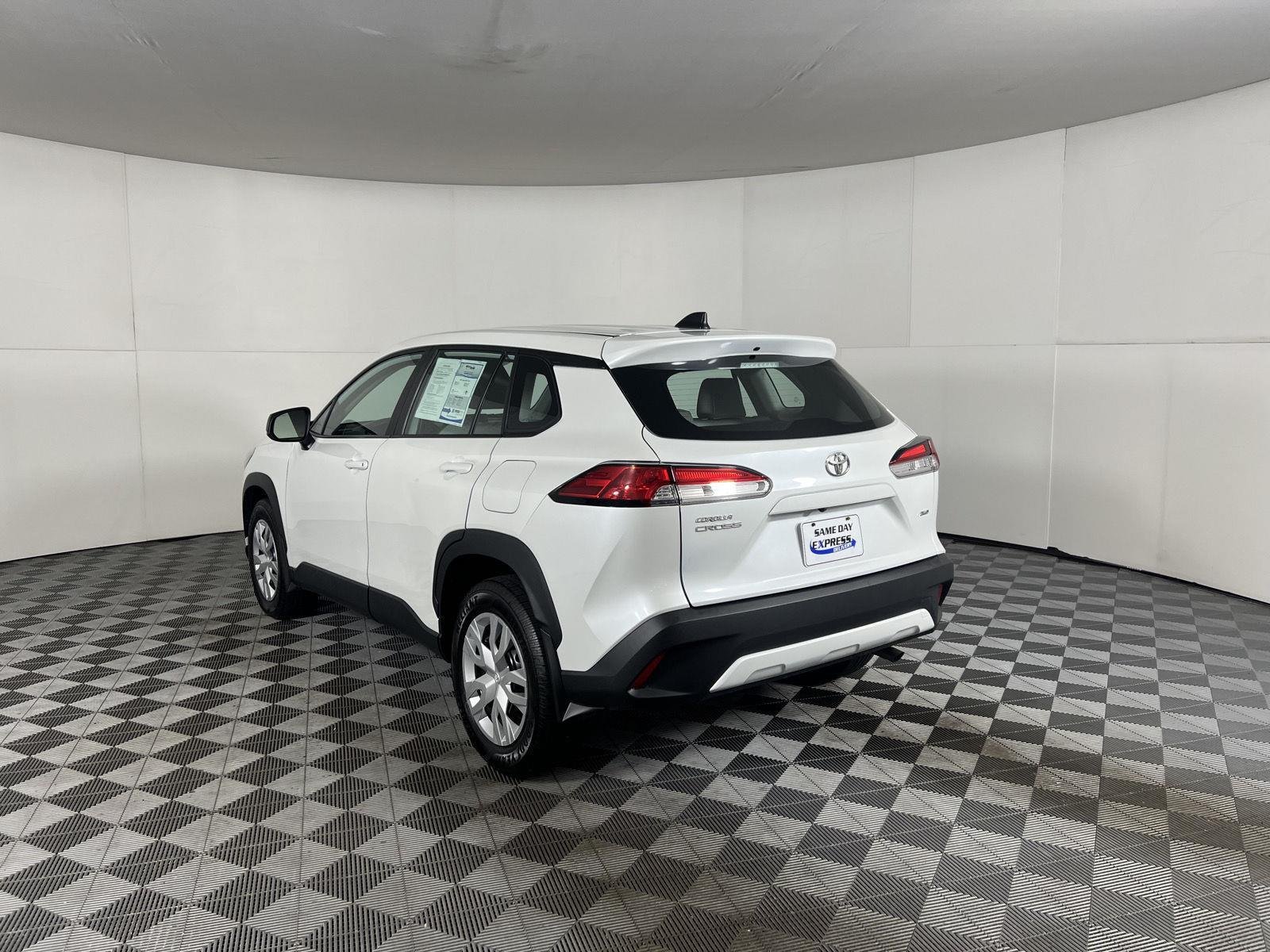 Used 2022 Wind Chill Pearl Toyota L image 31