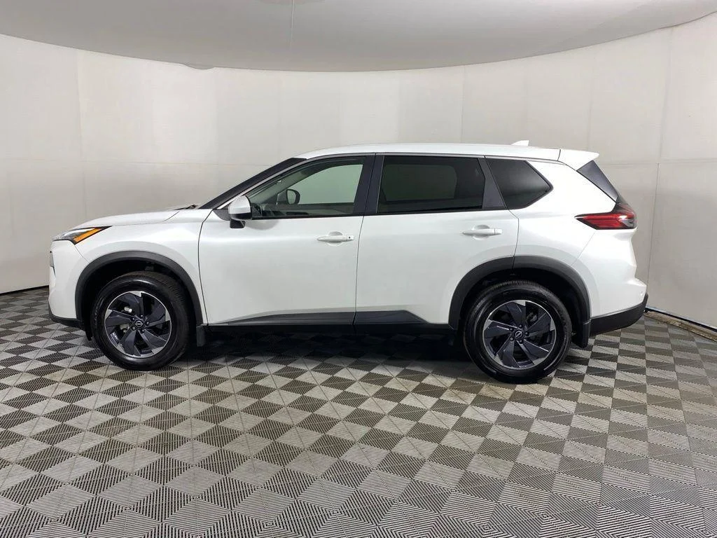 Used 2025 White Pearl Nissan SV image 5