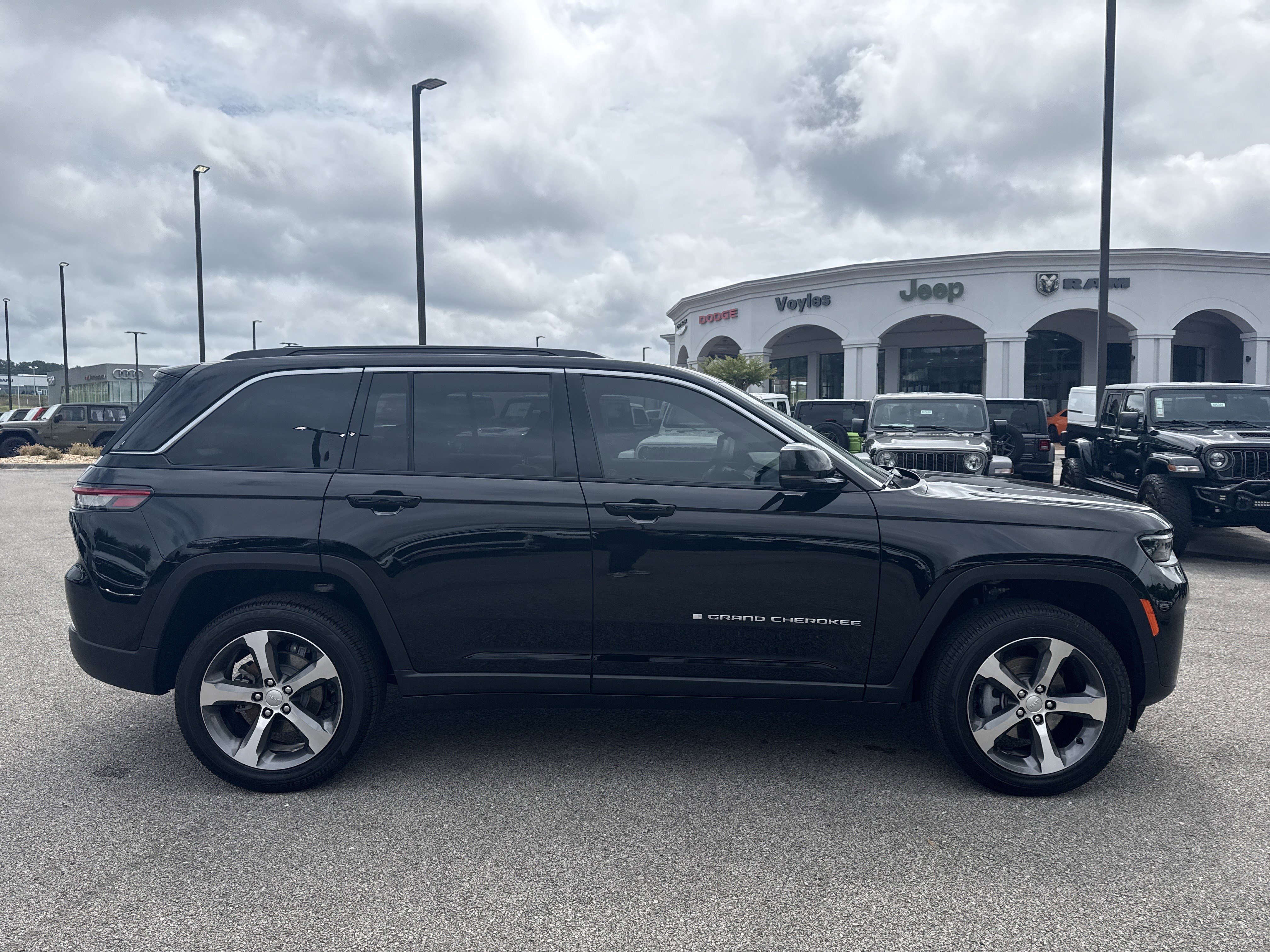 New 2026 Diamond Black Crystal Pearl-Coat Exterior Paint Jeep Limited image 8