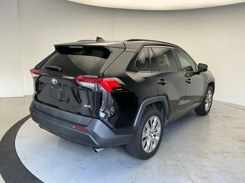 Used 2019 Black Toyota XLE Premium image 3