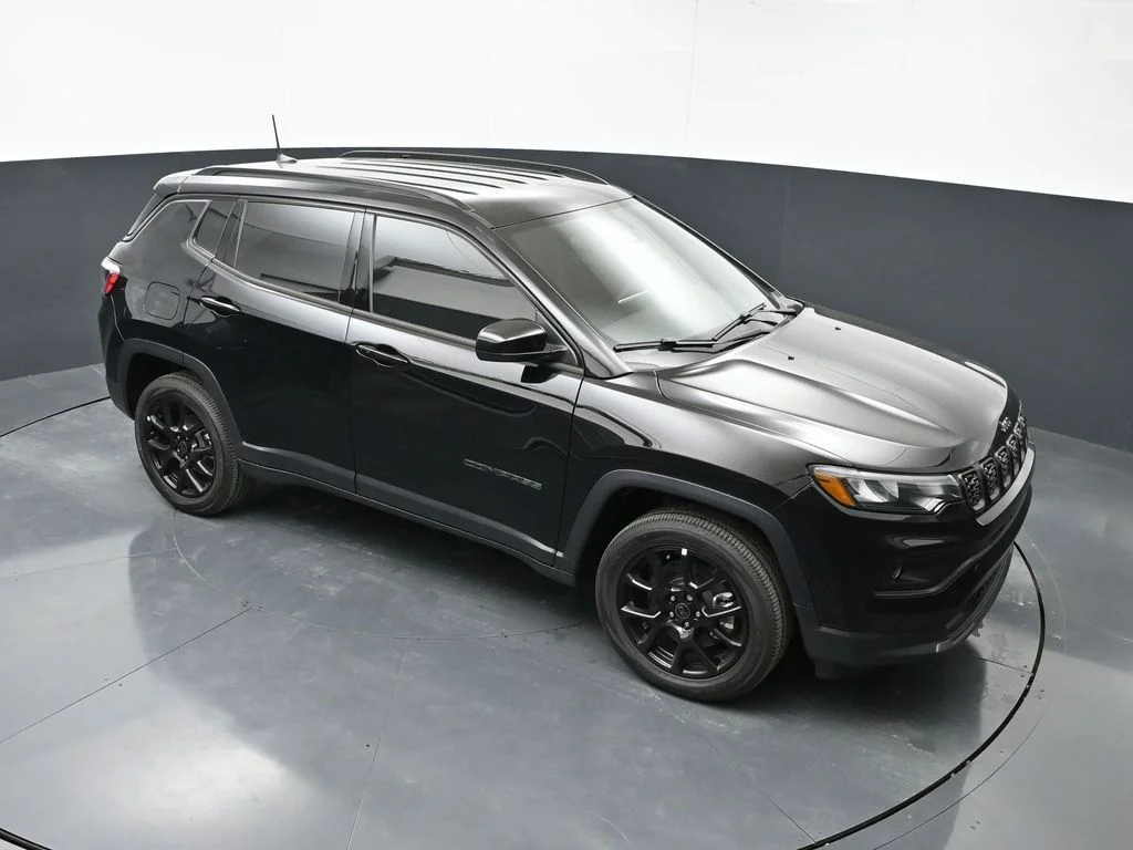 New 2026 Diamond Black Crystal Pearl-Coat Exterior Paint Jeep Latitude image 36