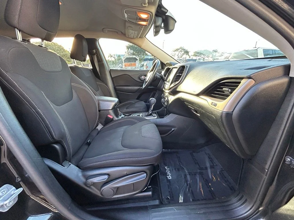 Used 2015 Brilliant Black Crystal Pearlcoat Jeep Latitude image 22