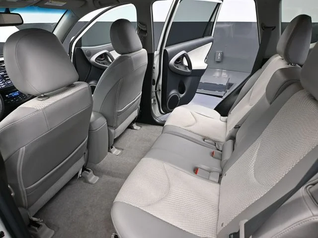 2012 Toyota RAV4 EV - Photo 32