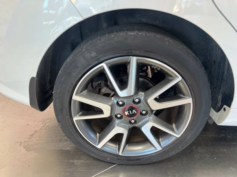 Used 2020 White Kia GT-Line image 10