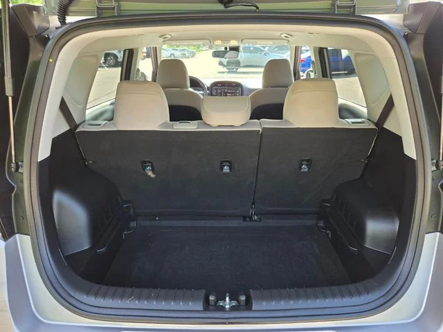 Used 2025 Silver Kia  image 18