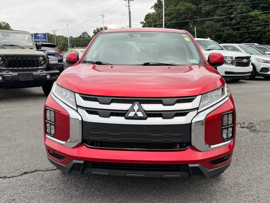 Used 2023 Red Mitsubishi  image 17