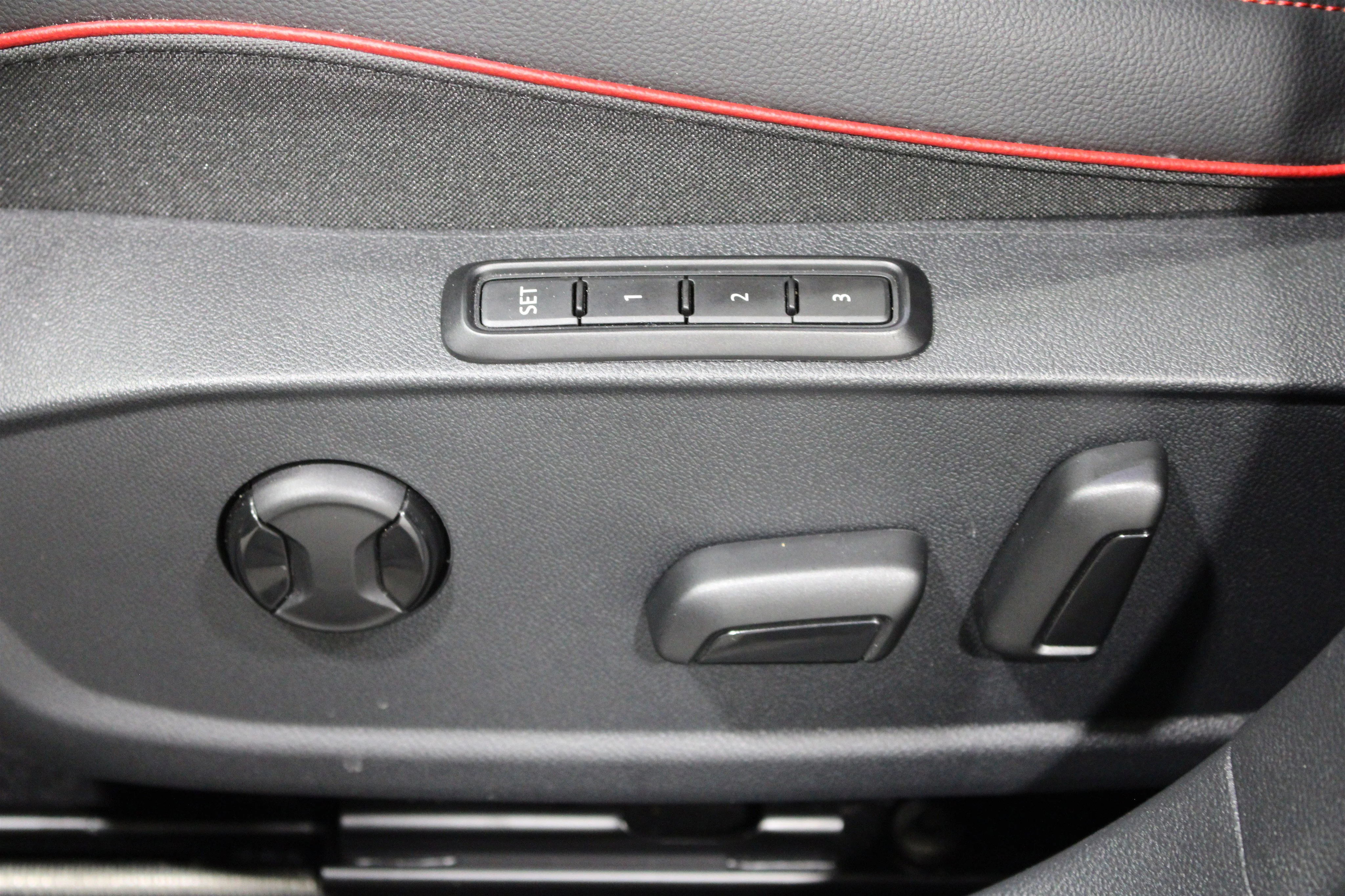 2025 Volkswagen Golf GTI SE - Photo 6