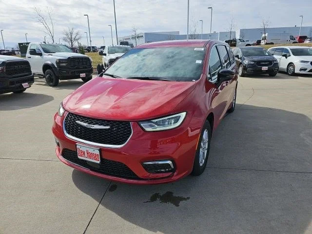 2026 Chrysler Pacifica Select's photo