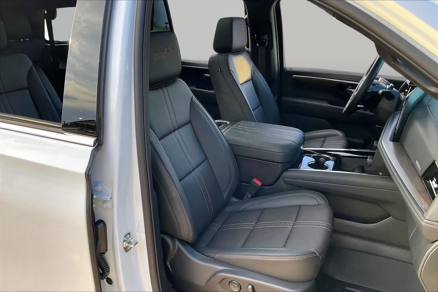 Used 2026 Polar White Tricoat Chevrolet High Country image 9