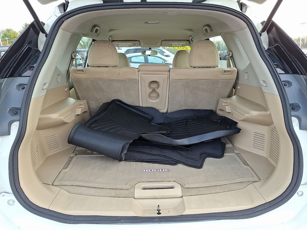 Used 2015 White Nissan S image 27