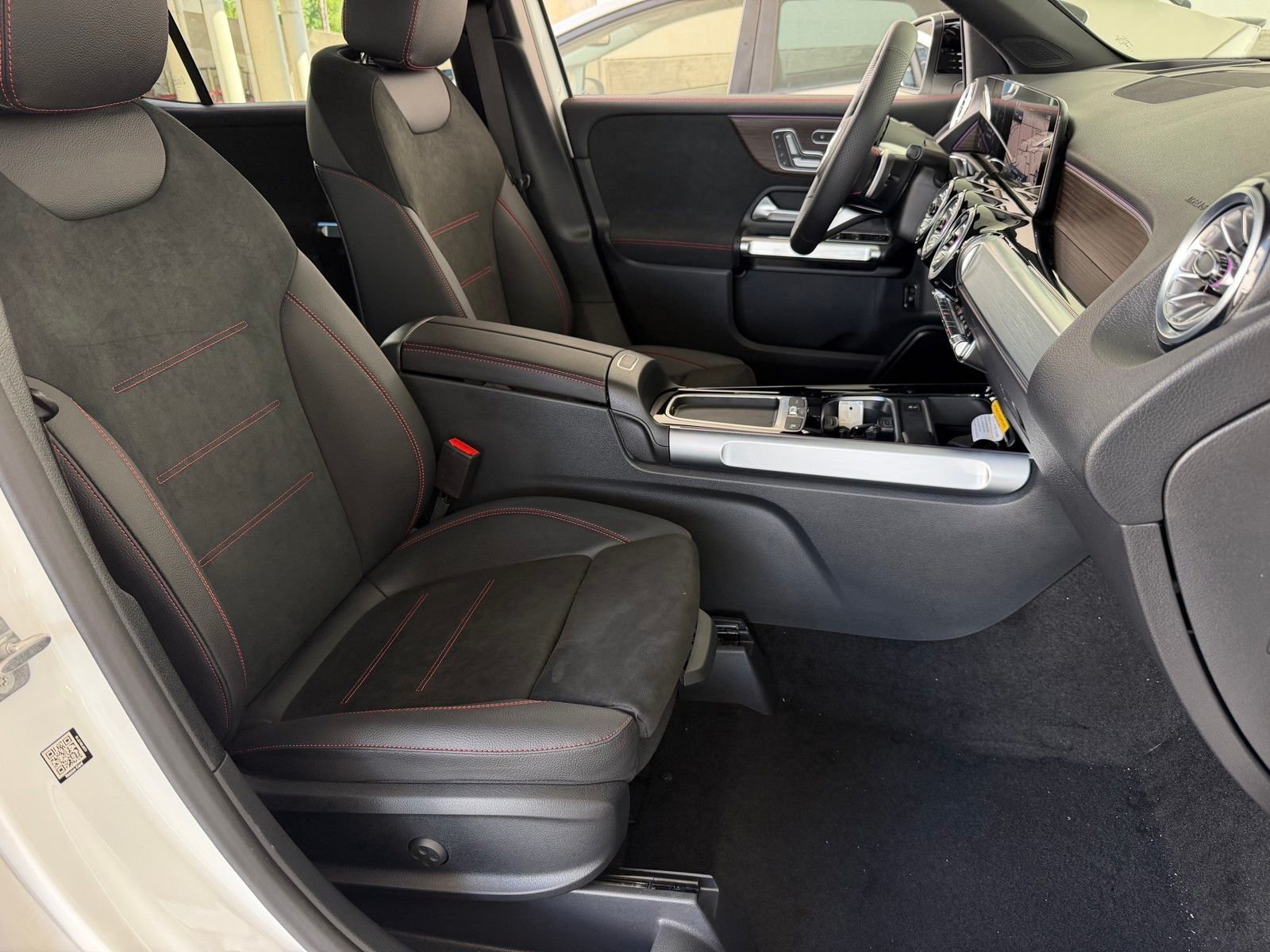 New 2026 Polar White Mercedes-Benz GLB 250 image 16