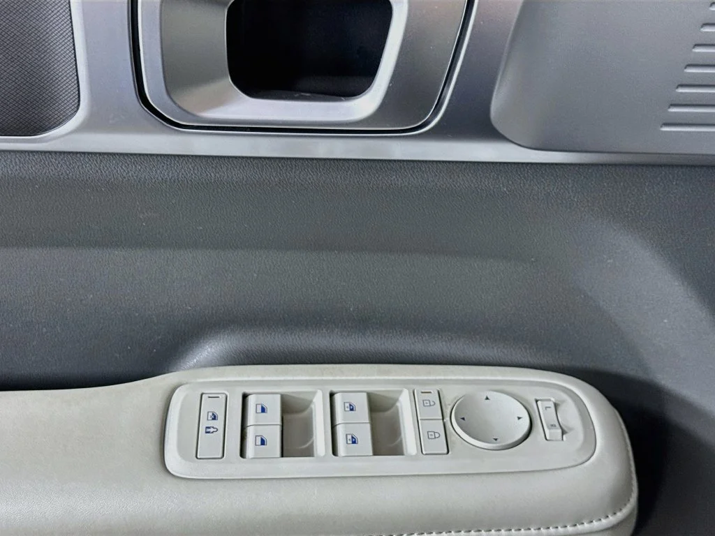 Used 2025 Green Hyundai SEL image 21