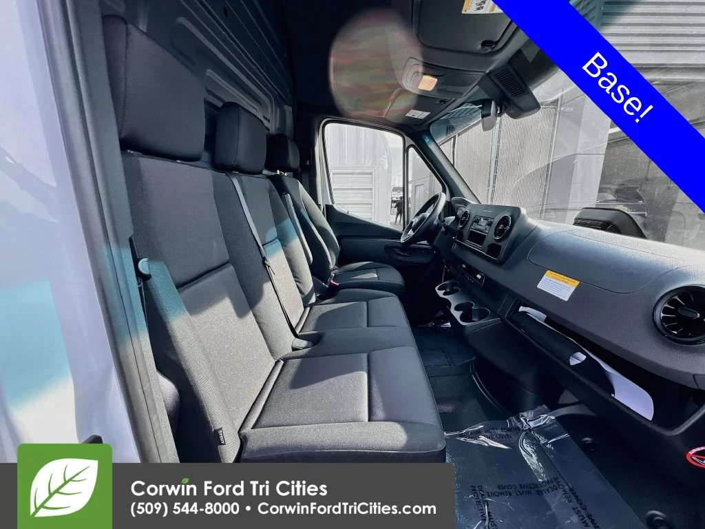 Used 2025 Arctic White Mercedes-Benz Cargo 170 WB image 15