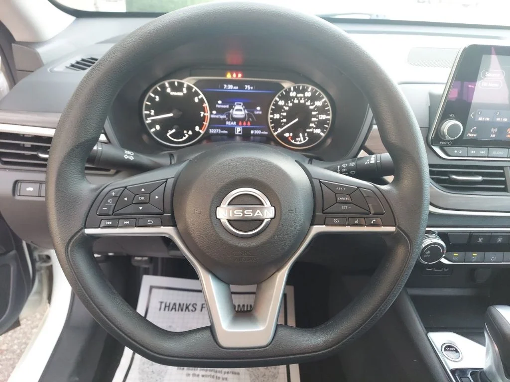 Used 2025 White Nissan 2.5 SV image 11
