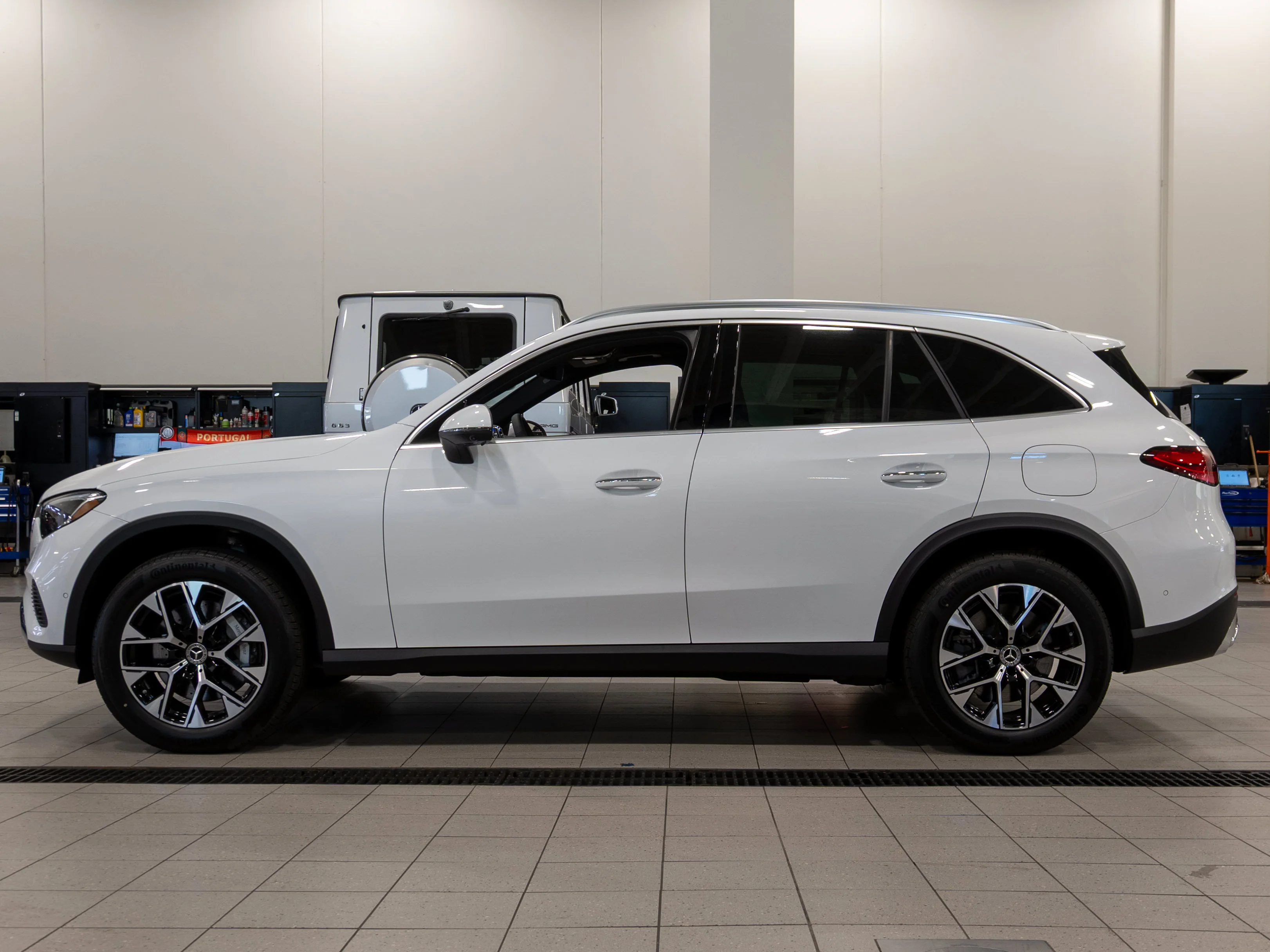 New 2026 MANUFAKTUR OPALITE WHITE METALLIC Mercedes-Benz GLC 350e image 2