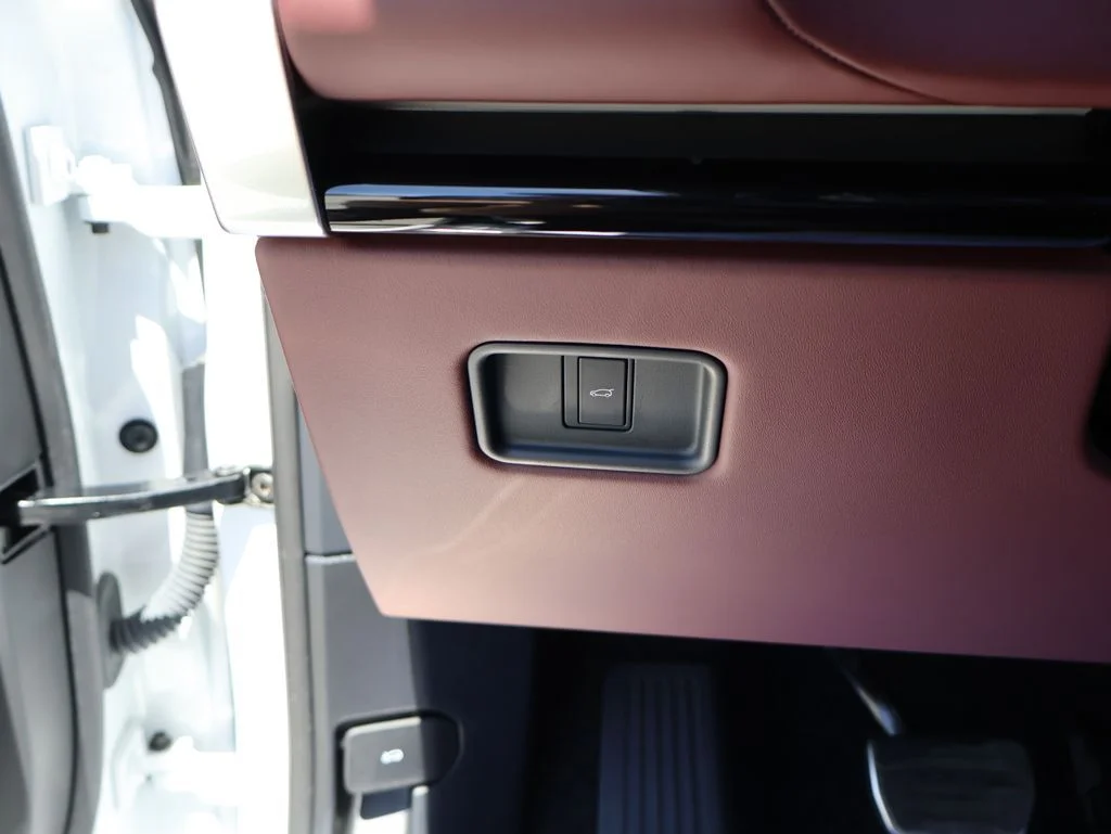 Used 2023 Ostuni Pearl White Land Rover SE image 34