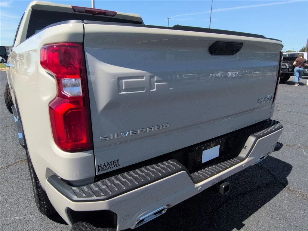 Used 2026 White Sands Chevrolet High Country image 33