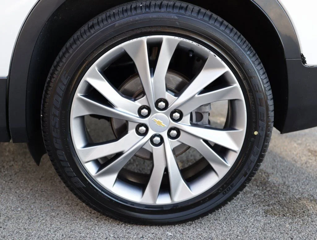 Used 2022 Iridescent Pearl Tricoat Chevrolet Premier image 41