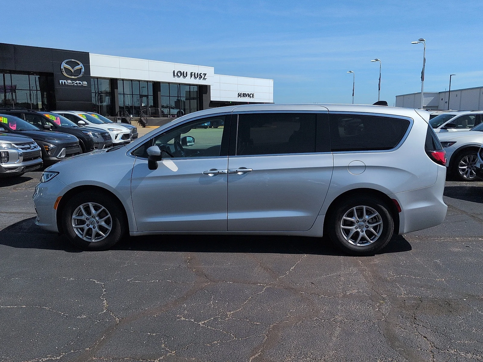 Used 2023 Silver Mist Clearcoat Chrysler Touring L image 4