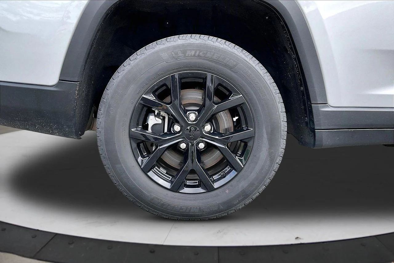 Used 2024 Silver Jeep Altitude image 37