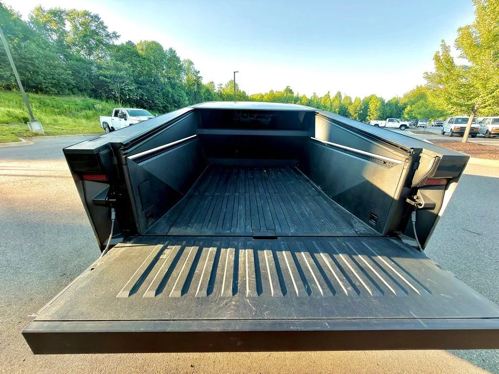 Used 2025  Tesla Base image 21