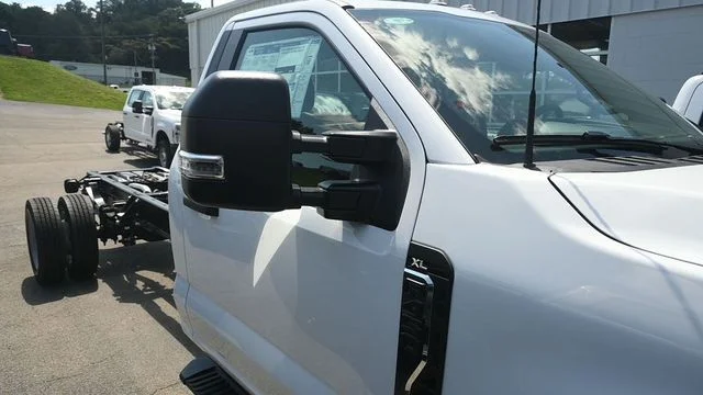 New 2026 Oxford White Ford F-450® XL image 4