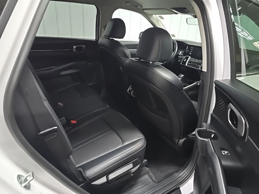 Used 2021 White Kia S image 17