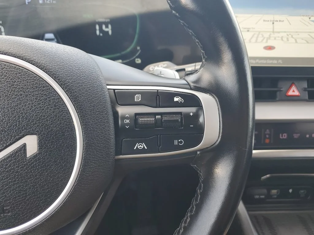 Used 2023 White Kia EX image 22