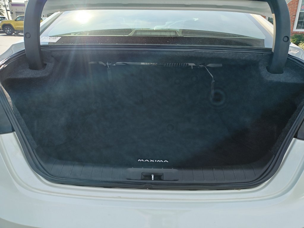 Used 2018 White Nissan Platinum image 9