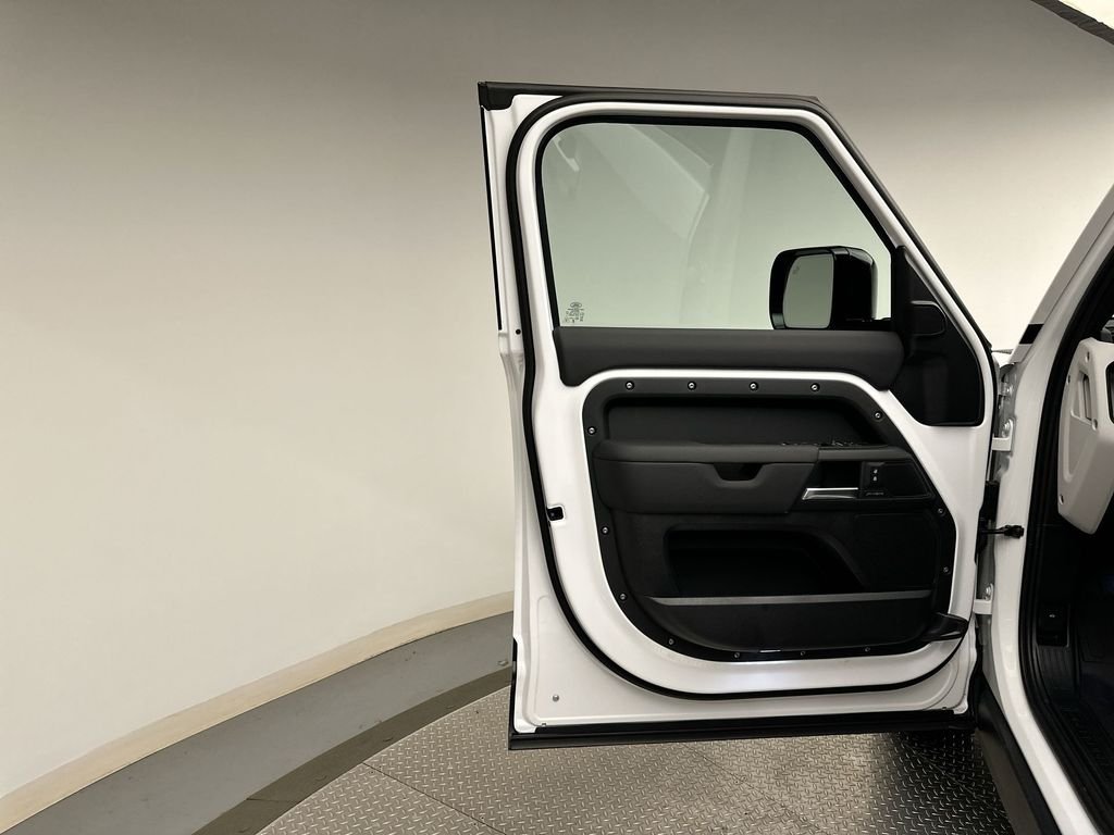 Used 2025 Fuji White Land Rover S image 8