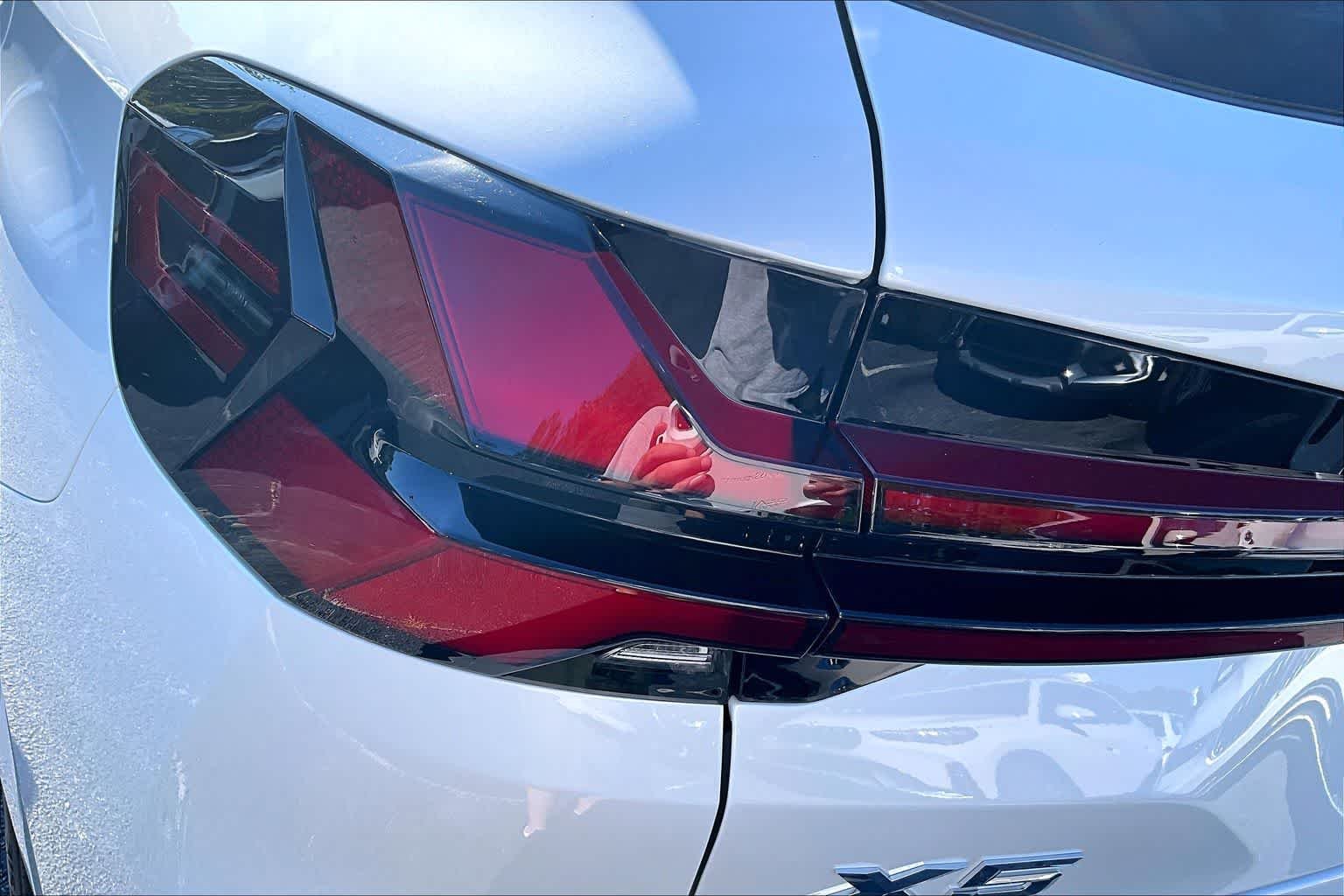 New 2026 Mineral White Metallic BMW xDrive40i image 14