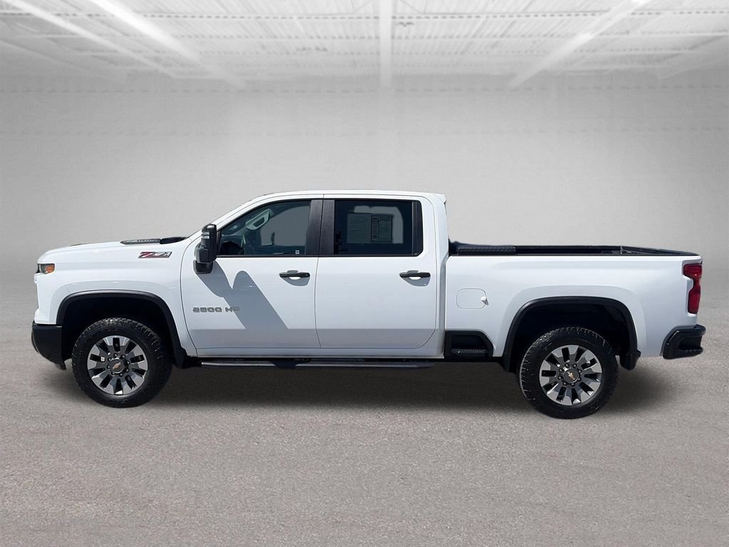 Used 2025 White Chevrolet Custom image 3