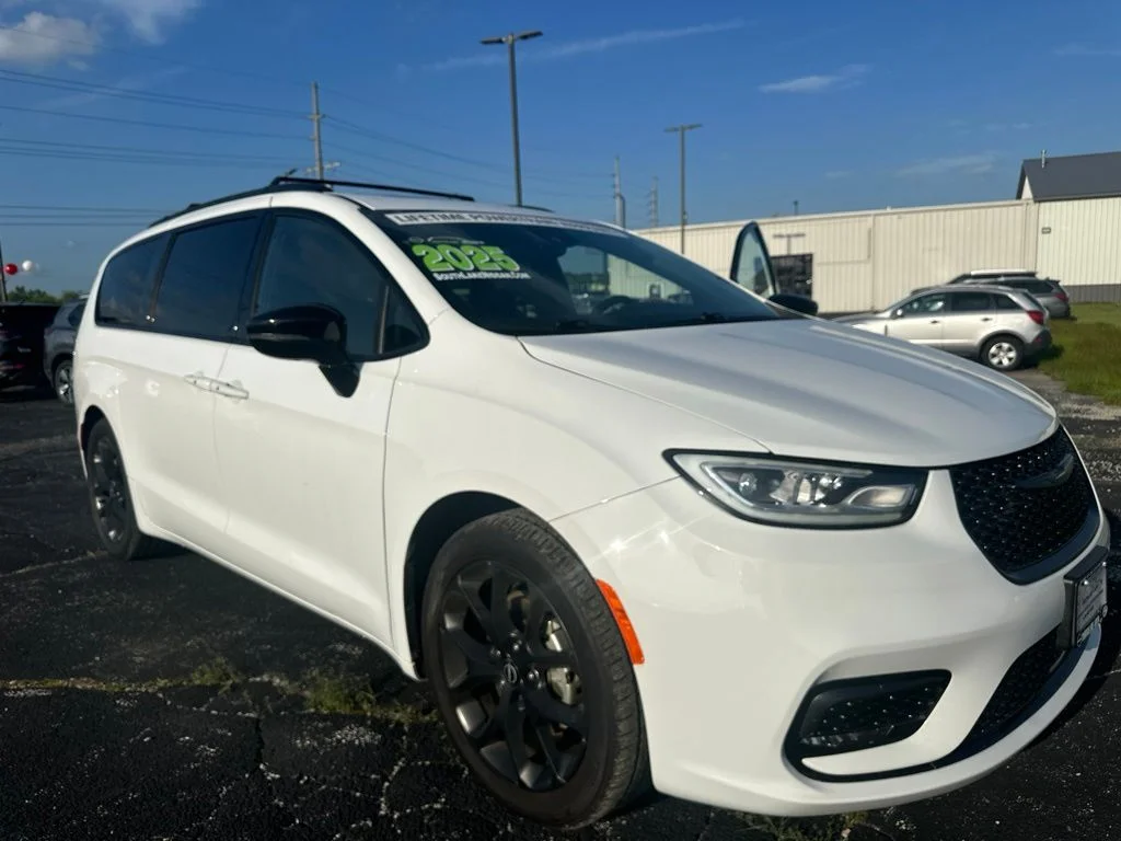 Used 2025 White Chrysler Limited image 34