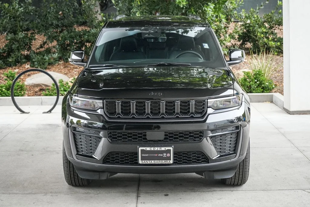 New 2026 Diamond Black Crystal Pearlcoat Jeep Altitude image 2