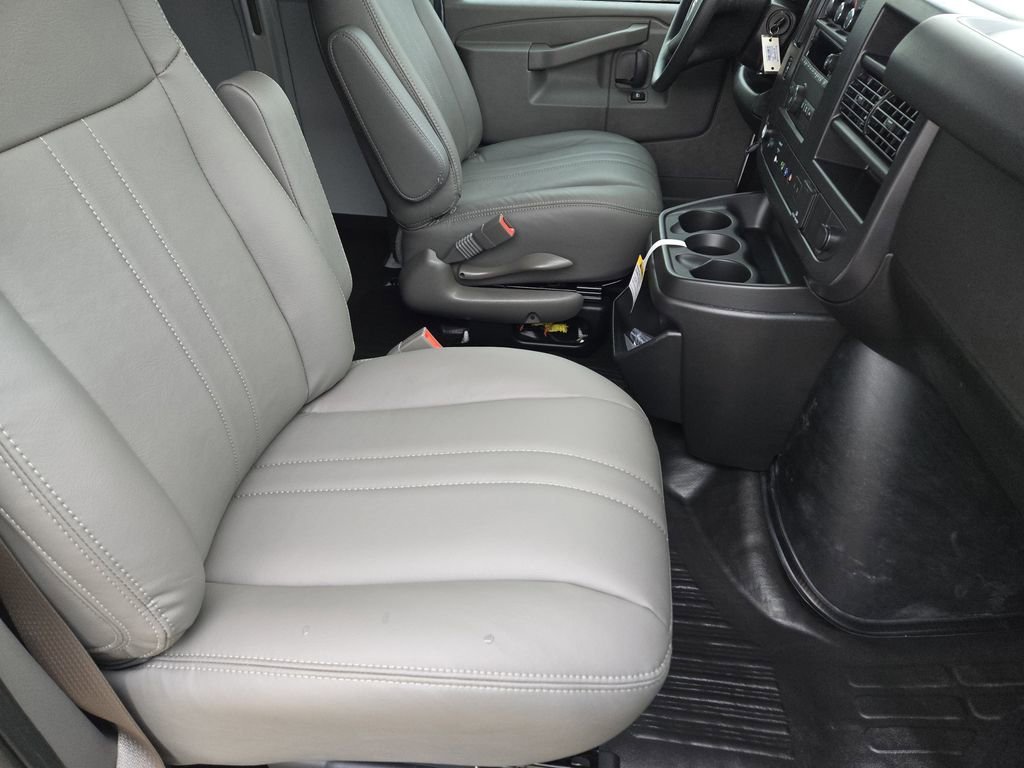 2025 Chevrolet Express Cargo Work Van - Photo 10