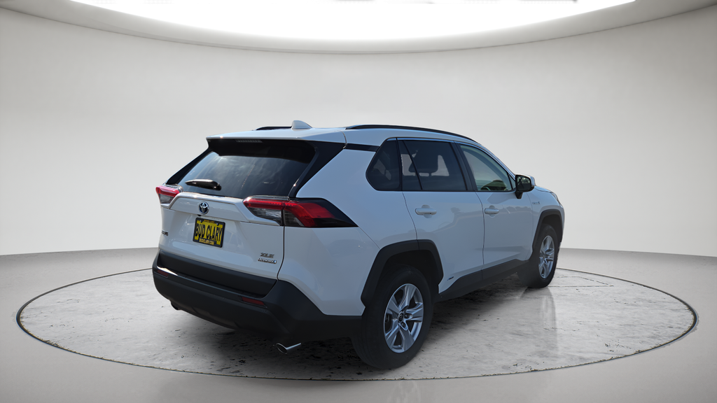 Used 2021 White Toyota XLE image 17