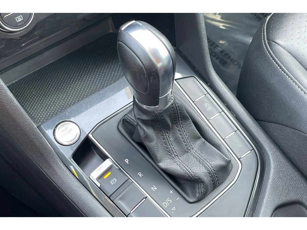 Used 2019 Platinum Gray Metallic Volkswagen SE image 33