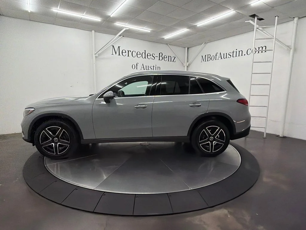 New 2027 White Mercedes-Benz GLC 300 image 4