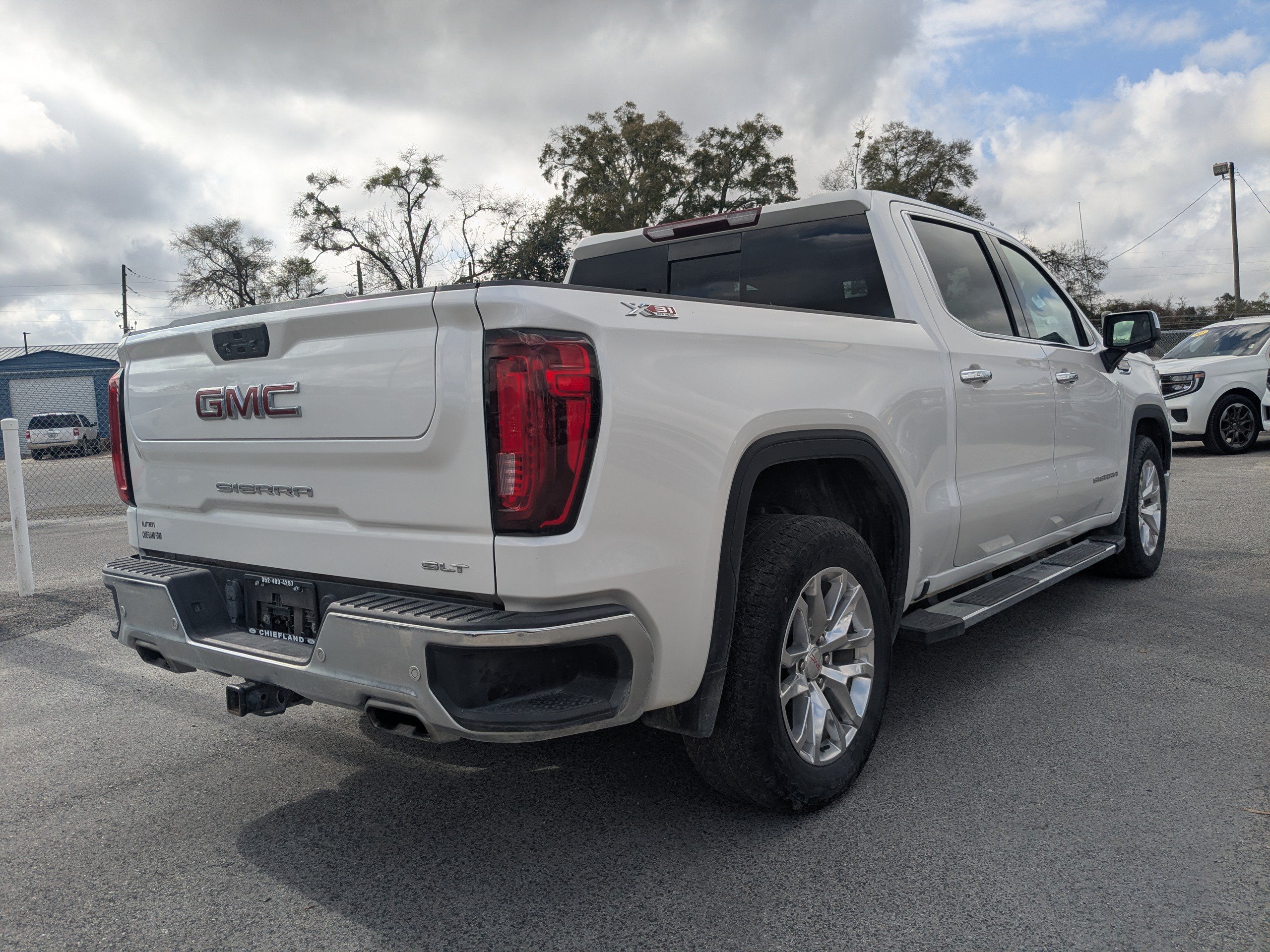 Used 2022 White Frost Tricoat GMC SLT image 3