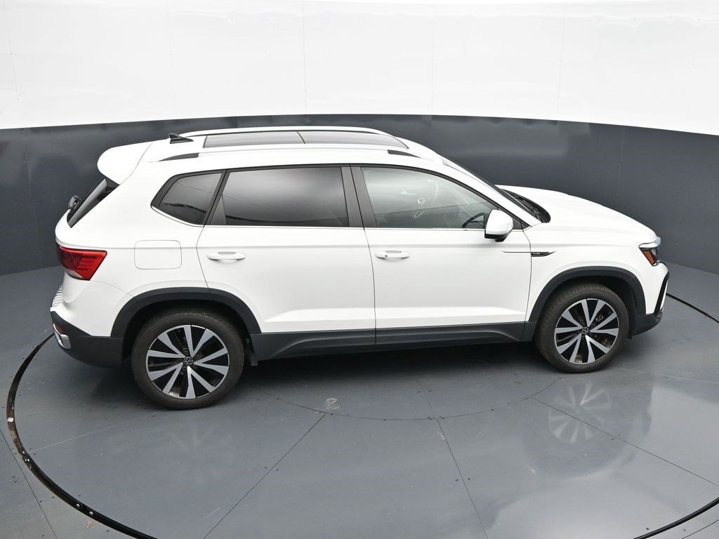 Used 2023 Pure White Volkswagen SE image 17